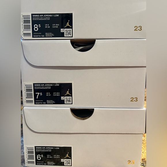 NIB Women’s Air Jordan 1 Low White/Wolf Grey-Aluminum DC0774-105 - Picture 10 of 10